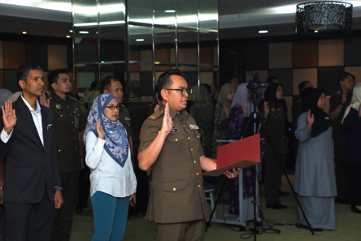 𝗣𝗘𝗥𝗛𝗜𝗠𝗣𝗨𝗡𝗔𝗡 𝗕𝗨𝗟𝗔𝗡𝗔𝗡 𝗝𝗔𝗕𝗔𝗧𝗔𝗡 𝗦𝗨𝗞𝗔𝗥𝗘𝗟𝗔𝗪𝗔𝗡 𝗠𝗔𝗟𝗔𝗬𝗦𝗜𝗔

9 Disember 2024- YBhg. Datuk KPjR Yahya Bin Sulaiman, Ketua Pengarah Jabatan Sukarelawan Malaysia (RELA) hari ini hadir ke Perhimpunan Bulanan Jabatan Sukarelawan Malaysia (RELA).