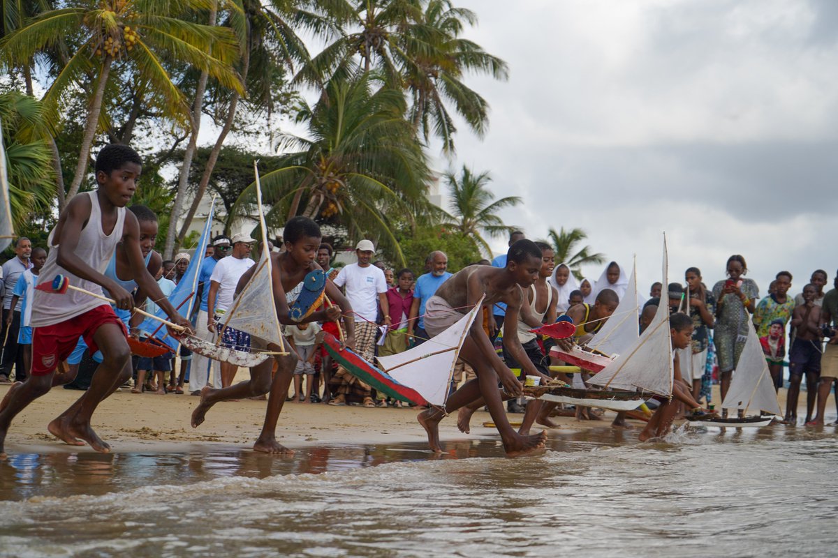 lamcot_lamu's tweet photo. Set Sail for Adventure! ⛵

A next-gen maritime talent!
Young sailors took to the water at #BahariYetuFestival in thrilling #Zidau race  using model dhows they made from recycled material. 
Read more about it: https://t.co/brkxVh2ugW #OceanConservation #Kenya #festival https://t.co/cuXo2QzJHL