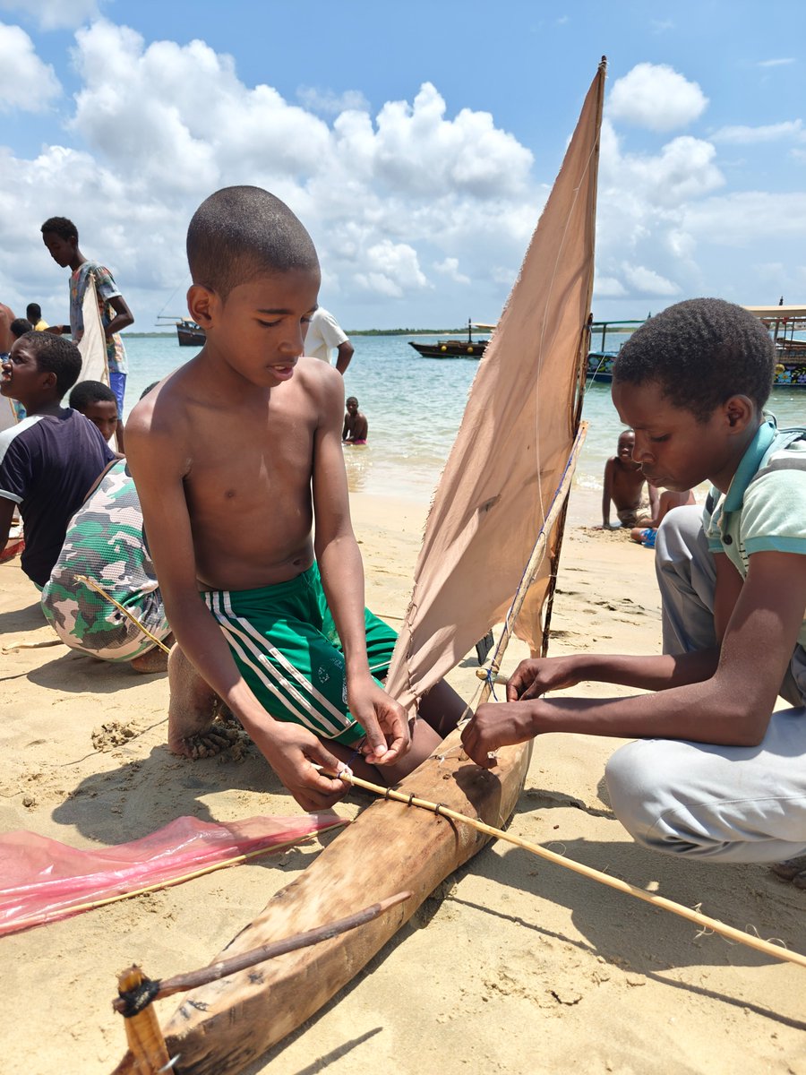 lamcot_lamu's tweet photo. Set Sail for Adventure! ⛵

A next-gen maritime talent!
Young sailors took to the water at #BahariYetuFestival in thrilling #Zidau race  using model dhows they made from recycled material. 
Read more about it: https://t.co/brkxVh2ugW #OceanConservation #Kenya #festival https://t.co/cuXo2QzJHL