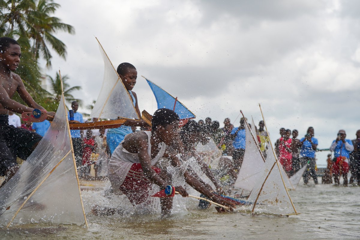 lamcot_lamu's tweet photo. Set Sail for Adventure! ⛵

A next-gen maritime talent!
Young sailors took to the water at #BahariYetuFestival in thrilling #Zidau race  using model dhows they made from recycled material. 
Read more about it: https://t.co/brkxVh2ugW #OceanConservation #Kenya #festival https://t.co/cuXo2QzJHL