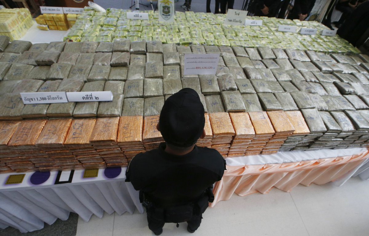 ThaigerNews's tweet photo. Thai police just nabbed a major drug kingpin in Thung Song, uncovering an M16 rifle, 95 bullets, and 111 meth pills. Is this a turning point in the fight against drug trafficking in southern Thailand? #ThailandNews #CrimeBusting #DrugTrafficking https://t.co/BXgYq2wOVS