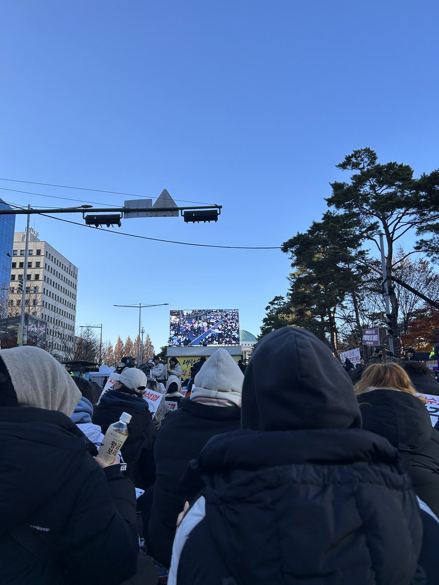 어제 안전하게 잘 다녀왔습니다! 예전에 사용하던 응원봉 꺼내 열심히 흔들었어요ㅎㅎ 오늘도 가보려고 합니다. 다들 안전하게 연대합시다🕯️ (당분간 정치적인 게시물 올라갈 예정입니다!)