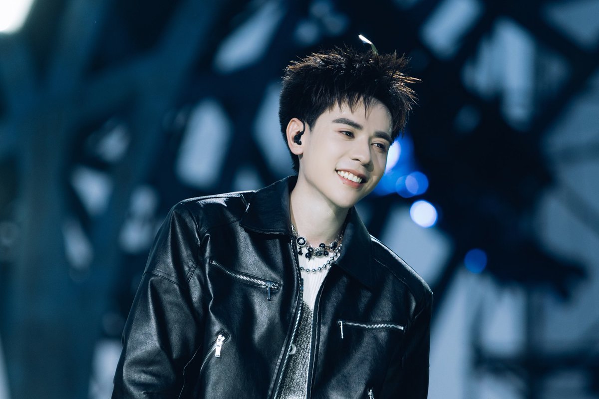 QH_MasterD's tweet photo. Lần đầu tiên cùng khán giả Những Thành Phố Mơ Màng và band nhạc Màu Nước 🌇🙌 

#QuangHungMasterD https://t.co/PYTlom2pxM