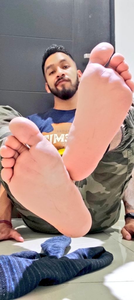 RBiggoton's tweet photo. #malefeet #feetworshi̇p #gayfeet #feet #socks #soles https://t.co/SzQtTYwwme