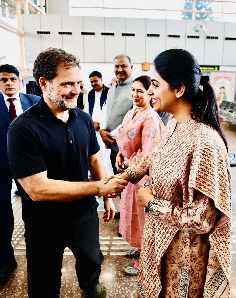 जन जन के चहेते नेता व न्याययोद्धा आदरणीय प्रतिपक्ष नेता श्री <a href="/RahulGandhi/">Rahul Gandhi</a> जी का कल जयपुर एयरपोर्ट पर स्वागत किया । 

संविधान व लोकतंत्र की मजबूती के लिए देश के लोगो का विश्वास है राहुल गांधी जी।