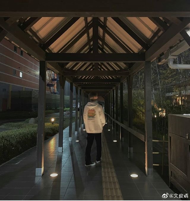 ___mooncheol's tweet photo. このパーカー欲しすぎて一時期ずっと探してたなぁ https://t.co/lwtzAGBOTJ