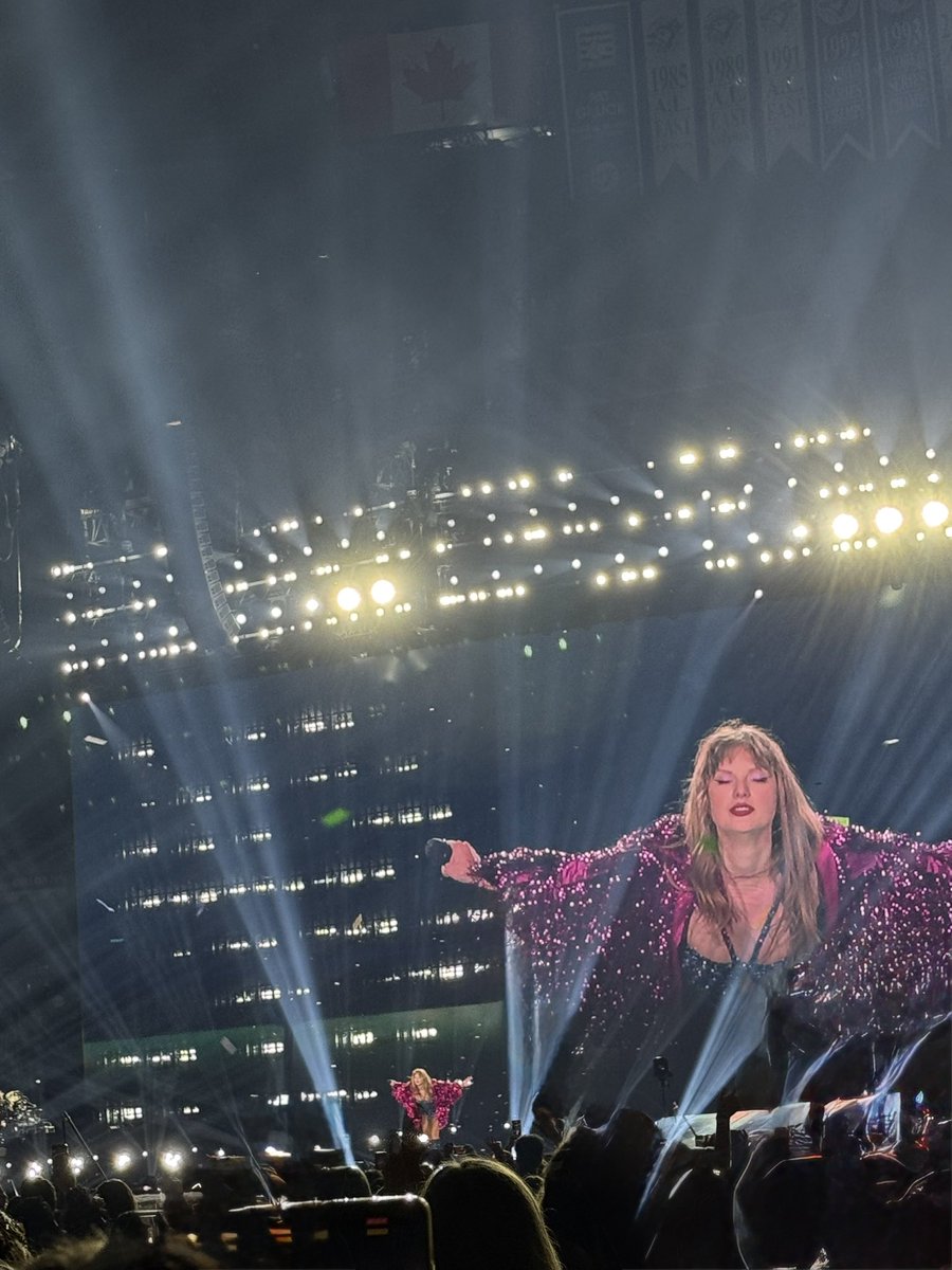 itati_104's tweet photo. #ThankYouTaylor !!! You made these two little girls’ dreams come true. Two night in a row. They sang, they danced and they cried together. Love going to concerts with my sister but this one was just different. Can’t wait to cry again later tonight. I love you! https://t.co/yLRweebdhV
