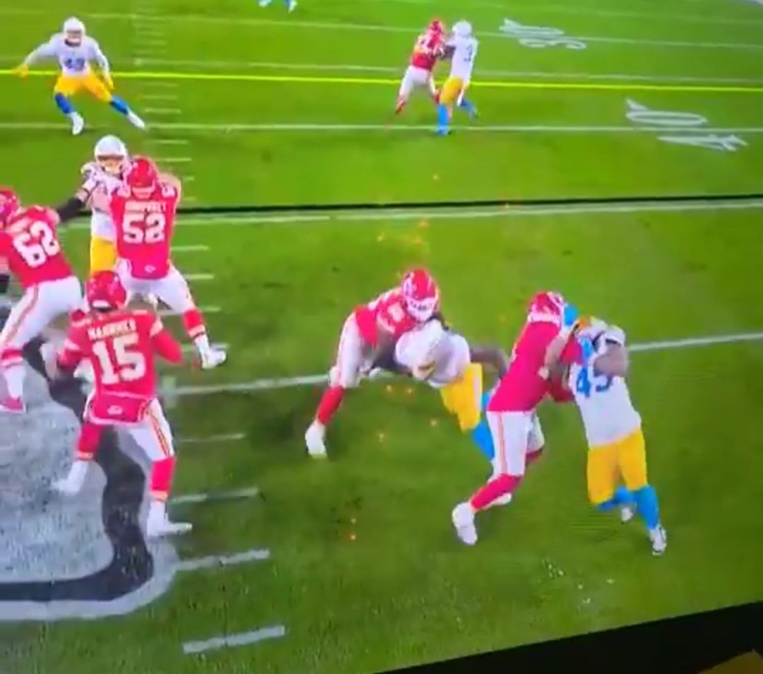 packers_access's tweet photo. Imagine a world where this isn't a hold. That's the Kansas City Chiefs world every......single......week.... https://t.co/Wsm1FrVHpS