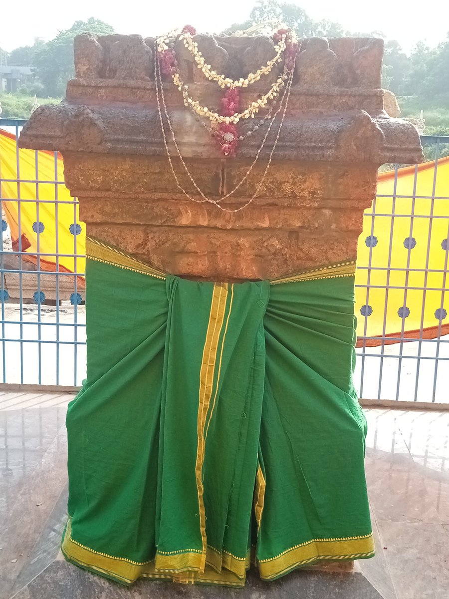 nsrsmutttvl's tweet photo. Sri Vibhudendra Theertha Moola Brindhavana Darshana 🙏🙏 https://t.co/sZ74ugFZm5
