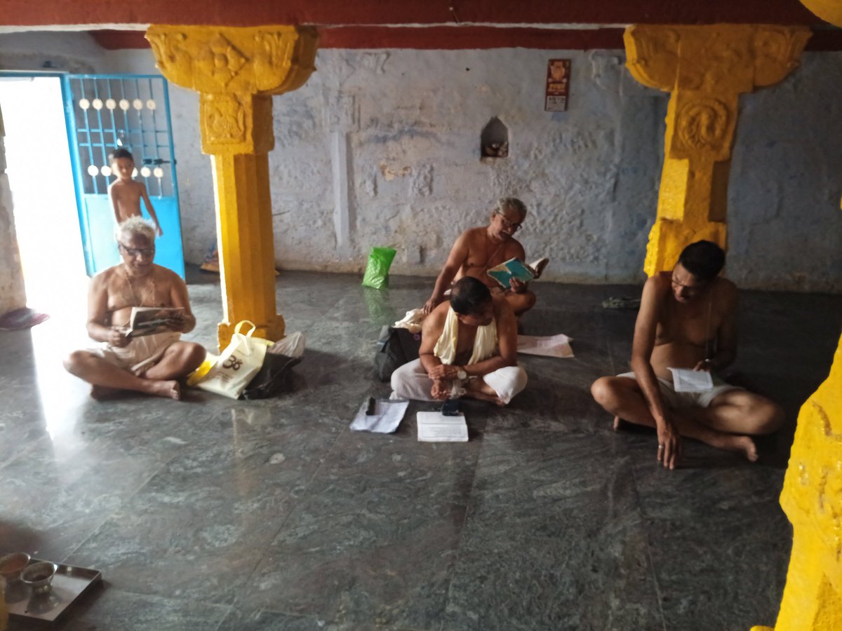 nsrsmutttvl's tweet photo. Sri Vibhudendra Theertha Moola Brindhavana Darshana 🙏🙏 https://t.co/sZ74ugFZm5