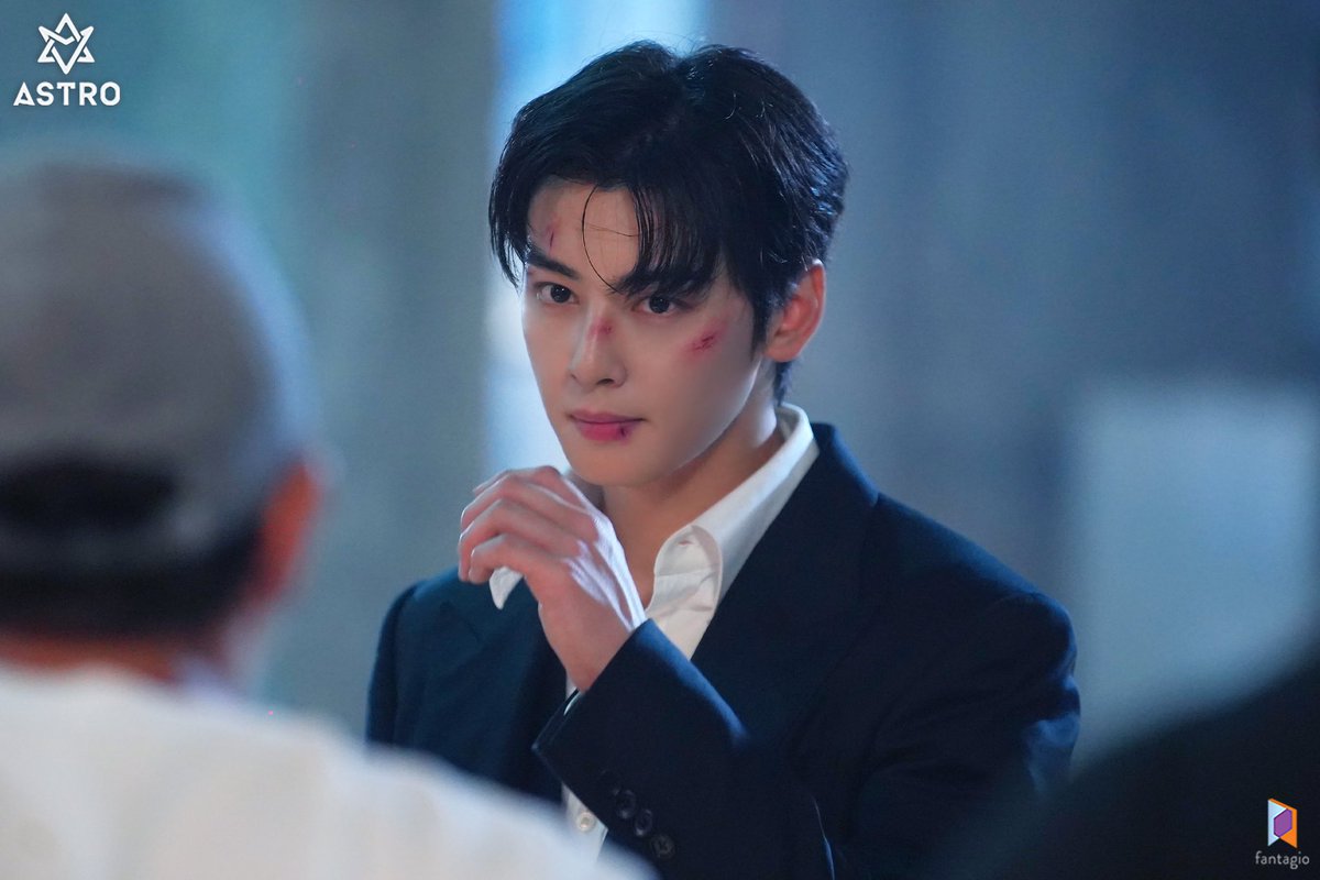 cew_33097's tweet photo. หล่อมากอยู่แล้วแต่แผลบนใบหน้าทำให้หล่อมากขึ้นไปอีก อึนอูทำได้ไงเวอร์มาก https://t.co/YqhCKdw472