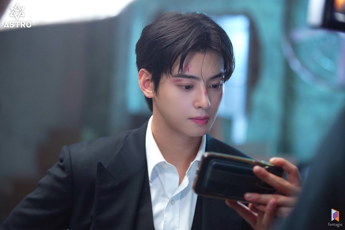 cew_33097's tweet photo. หล่อมากอยู่แล้วแต่แผลบนใบหน้าทำให้หล่อมากขึ้นไปอีก อึนอูทำได้ไงเวอร์มาก https://t.co/YqhCKdw472