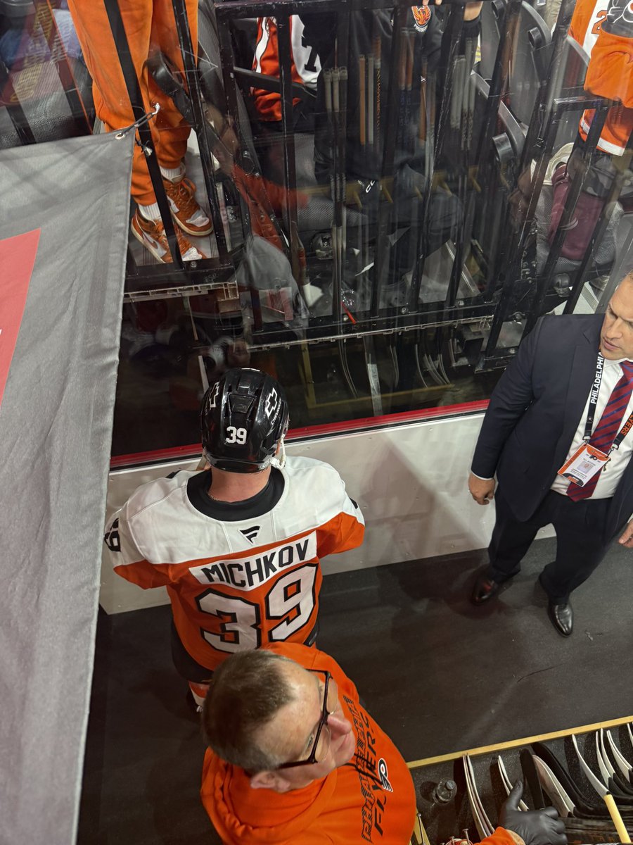 MattSags's tweet image. I was on the opposite side of the tunnel tn when Michkov signed the auto for the fan. Before the 3rd period the fan asked Michkov and he responded saying “after”. Once Michkov got tossed I didn’t think he would still sign and when the kid asked he stopped and signed (1/2)