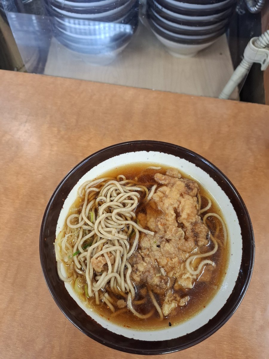 saluslife's tweet photo. おはようございます。
冬は目覚めが悪くなります。

今日のお昼は駅ナカのからあげそば。

脂質も大事な栄養素だけど、油の質が大事。
外食するときはとても気にはなりますけど、
たまになら問題ないです。

しゃちょ https://t.co/Bgp116I1Iw