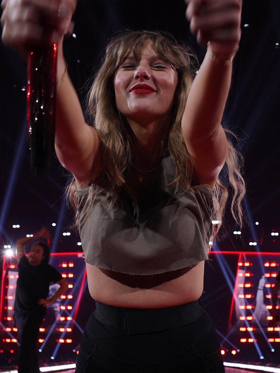 TayUpdatesARG's tweet photo. El sombrero para los 10 millones de swifties que tuvimos el honor de ver a taylor en vivo en este tour https://t.co/lA5HD3JAXL
