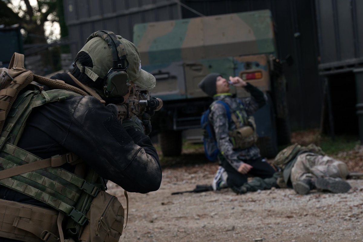koyachan14's tweet photo. 『1人やった』

Scav:@nakanohito_sam 
USEC死体:@emt_mizinko2 
📸:@Hamburg_GER、@ho___riX 
#関東タルコフサバゲー4 
#EscapefromTarkov https://t.co/udwFSIPB2T