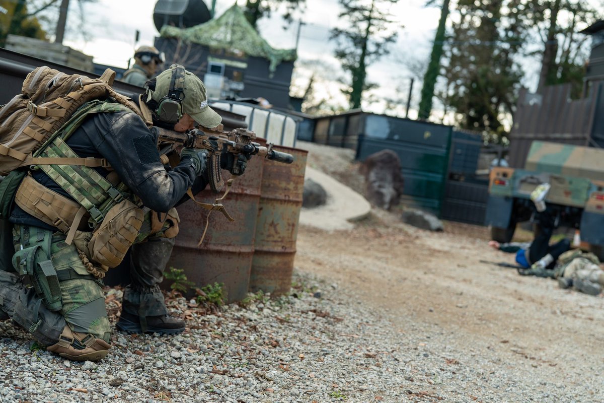 koyachan14's tweet photo. 『1人やった』

Scav:@nakanohito_sam 
USEC死体:@emt_mizinko2 
📸:@Hamburg_GER、@ho___riX 
#関東タルコフサバゲー4 
#EscapefromTarkov https://t.co/udwFSIPB2T