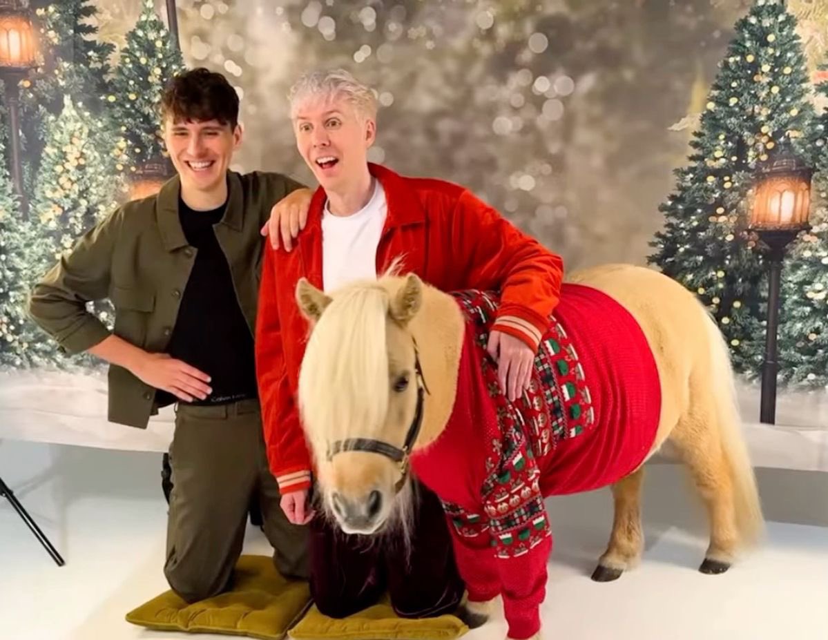 amazingphart's tweet photo. another interactive 🧵 ☃︎⋆꙳•❅*ִ

POV: it's the Holiday season and you get personally invited to have a festive dinner at Dan and Phil's house!!

⋆⁺₊❅. plz remember this is a safe space, and it's just for fun!

hope u all enjoy 🩵
⋆⋅•⋅⊰∙∘⋆ ❆ ⋆∘∙⊱⋅•⋅⋆ https://t.co/F0yQ9kYIi8