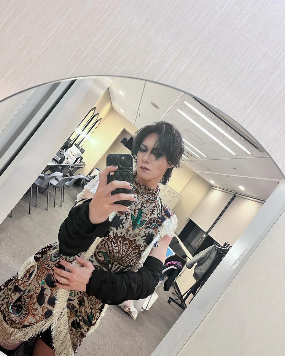 DIRENGREY_IG's tweet photo. 241209 #Toshiya Instagram Update

地獄ツアー、無事終了。

今回来れた人も、残念ながら来れなかった人も全てのファンの方達に感謝を。

そして、5人揃っての姿は当分ないと思うけど、来年必ずアルバム作って帰ってくるので座して待て。

いつも本当に、ありがとう。 https://t.co/HzkKCxBJk1