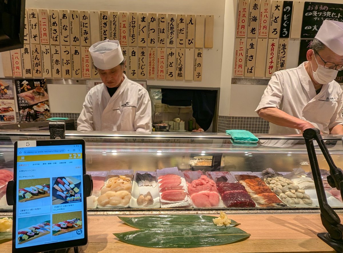 sipnikoniko's tweet photo. 秋葉原ランチでオススメ「魚がし日本一」
アトレの中にある立ち食い寿司のご紹介です🍣

ネタの鮮度が良い、提供も早い、値段もお手頃と三方良し☀最も推しなポイントは、エスパちゃん家から徒歩2分という立地💡

長時間座っているパチスロなので、ランチタイムは立ち食い位が健康にも良いです😎✨️ https://t.co/gv8usmOffH