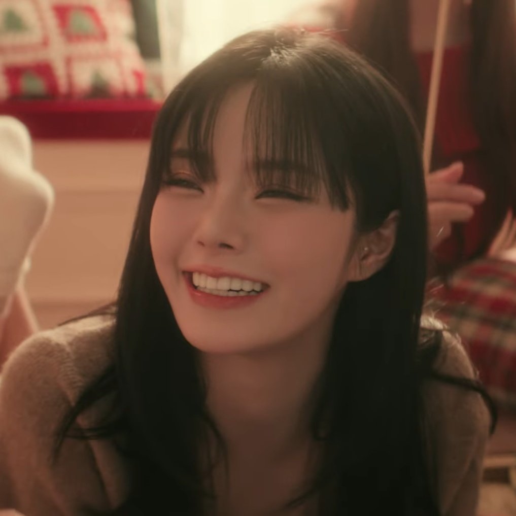 keivi_ttweny's tweet photo. Keena's smile is very cute 😭😭😭. By the way, I loved the mv, it's very beautiful 💕
#keena #fiftyfifty #winterglow #chanellemoon #yewon #hana #athena #kpoo https://t.co/BLn5OnBuGQ