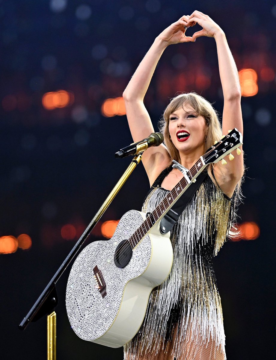 tswifterastour's tweet photo. 🚨| Taylor Swift has officially concluded the 'Fearless' era for the final time on 'The Eras Tour' #VancouverTSTheErasTour https://t.co/DMMZ64KOyr