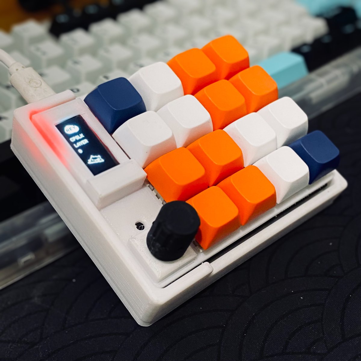 xxwhostheree's tweet image. Finally done first dumbpad!
Features 4x4 keys, a rotary encoder &amp;amp; 4-layer key mapping.

Ada aplikasi buat ubah fungsi setiap key nya
#dumbpad #macropad