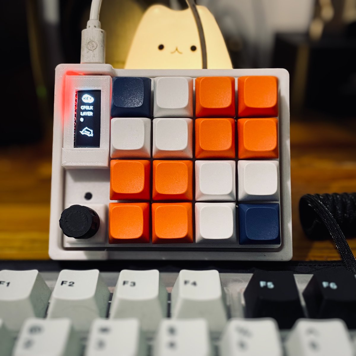 xxwhostheree's tweet image. Finally done first dumbpad!
Features 4x4 keys, a rotary encoder &amp;amp; 4-layer key mapping.

Ada aplikasi buat ubah fungsi setiap key nya
#dumbpad #macropad