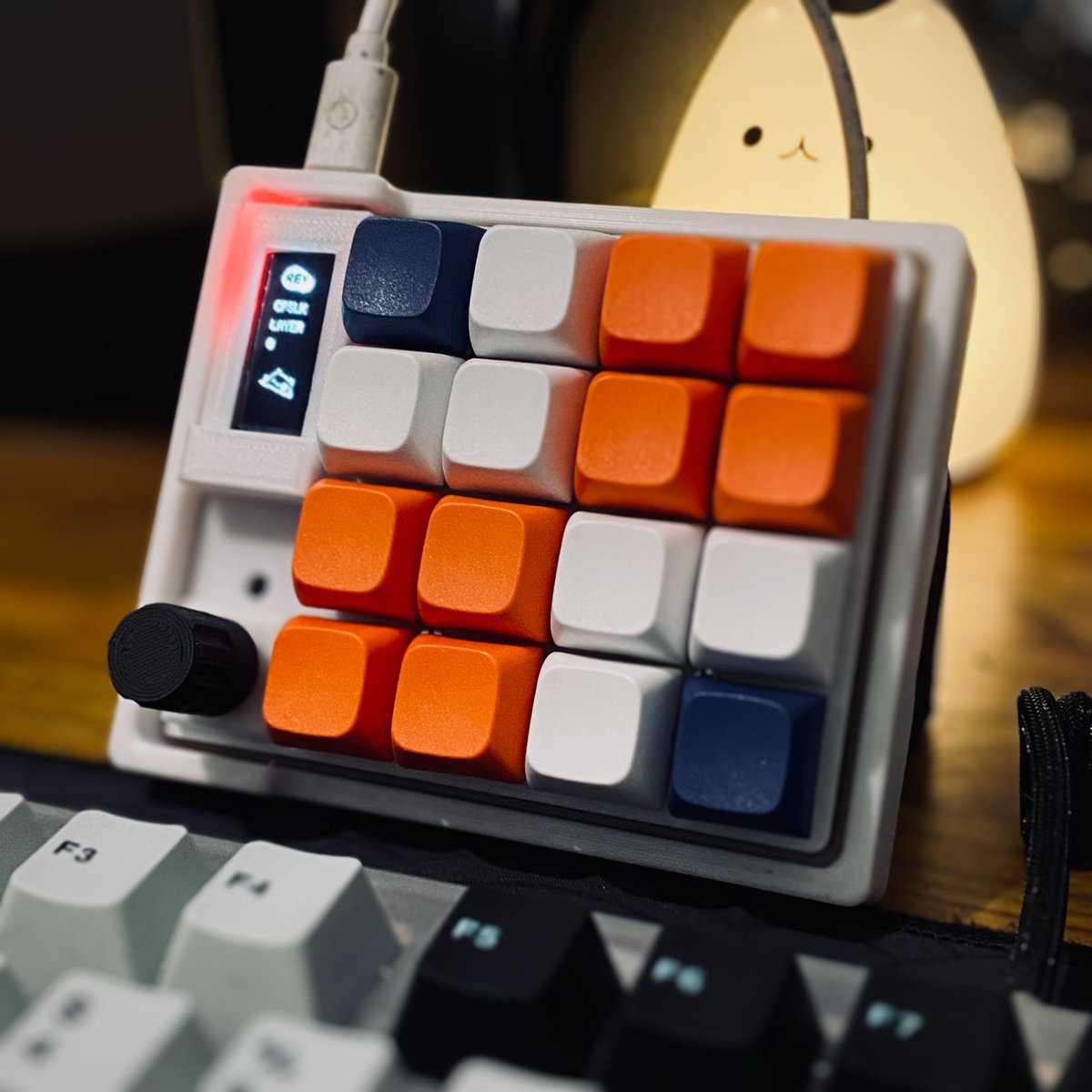xxwhostheree's tweet image. Finally done first dumbpad!
Features 4x4 keys, a rotary encoder &amp;amp; 4-layer key mapping.

Ada aplikasi buat ubah fungsi setiap key nya
#dumbpad #macropad