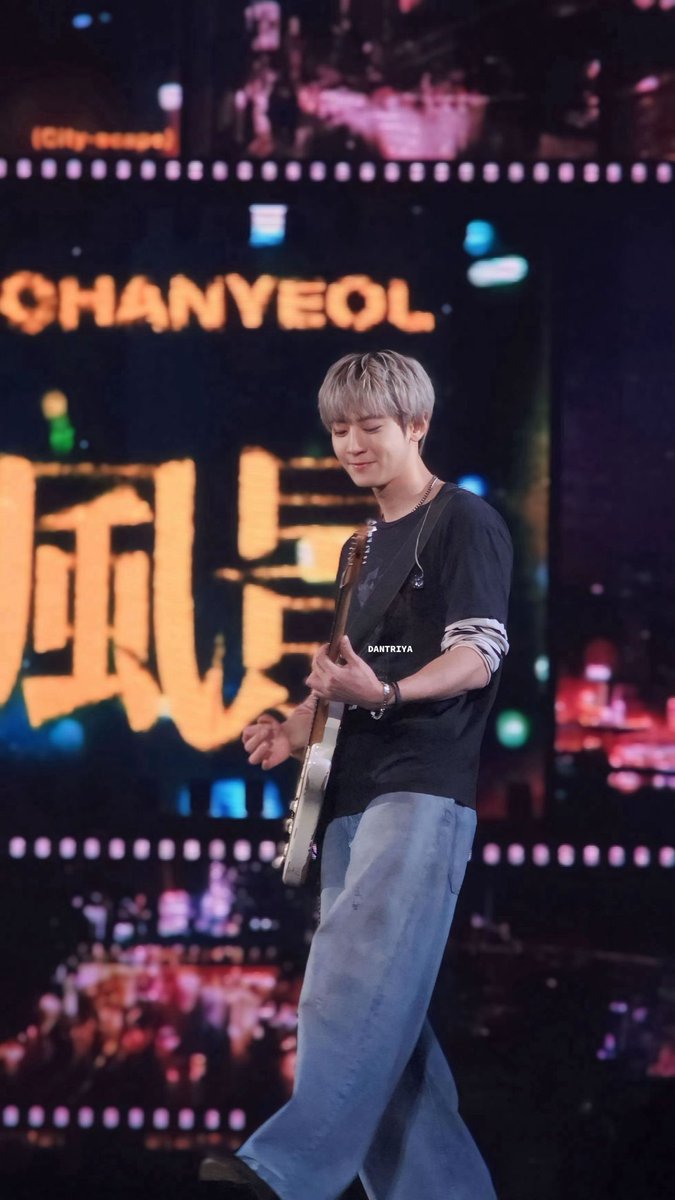 bacotannuna's tweet photo. I TAKEEEEE THIS PHOTO HUE HUE HUE CAKEP LO BEGITU? IYA EMANG CAKEP BUSET KATA GUETEH.  
😭😭😭😭😭😭❤️❤️❤️❤️

#CHANYEOLinJAKARTA #CHANYEOL_都市風景_City_scape #chanyeol @weareoneEXO 😭❤️ #souncheck #CHANYEOL_都市風景_City_scape_in_JKT https://t.co/Qv0XM28IpL