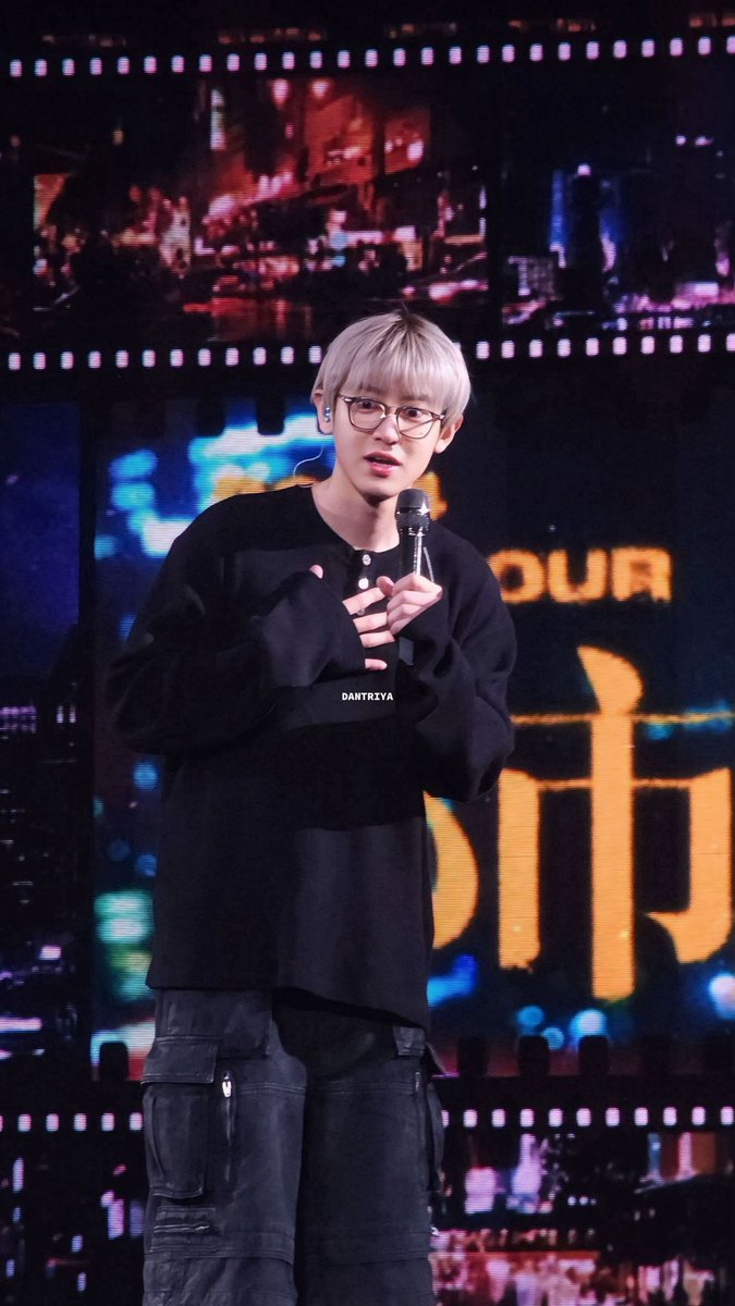 bacotannuna's tweet photo. I TAKEEEEE THIS PHOTO HUE HUE HUE CAKEP LO BEGITU? IYA EMANG CAKEP BUSET KATA GUETEH.  
😭😭😭😭😭😭❤️❤️❤️❤️

#CHANYEOLinJAKARTA #CHANYEOL_都市風景_City_scape #chanyeol @weareoneEXO 😭❤️ #souncheck #CHANYEOL_都市風景_City_scape_in_JKT https://t.co/Qv0XM28IpL