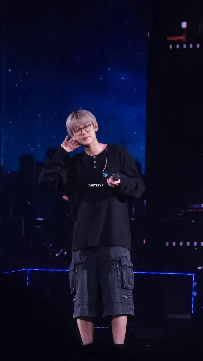bacotannuna's tweet photo. I TAKEEEEE THIS PHOTO HUE HUE HUE CAKEP LO BEGITU? IYA EMANG CAKEP BUSET KATA GUETEH.  
😭😭😭😭😭😭❤️❤️❤️❤️

#CHANYEOLinJAKARTA #CHANYEOL_都市風景_City_scape #chanyeol @weareoneEXO 😭❤️ #souncheck #CHANYEOL_都市風景_City_scape_in_JKT https://t.co/Qv0XM28IpL