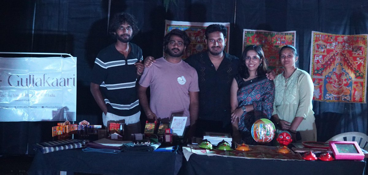 gullakaari's tweet photo. During the ongoing Manam Theatre Festival in Hyderabad, Manam Theatre and Gullakaari Foundation came together to explore an exciting collaboration. Gullakaari had a Warli art pod, an experiential pod of Telangana Cheriyal artisans showcased the process of Cheriyal painting https://t.co/yxWD0CoOeO