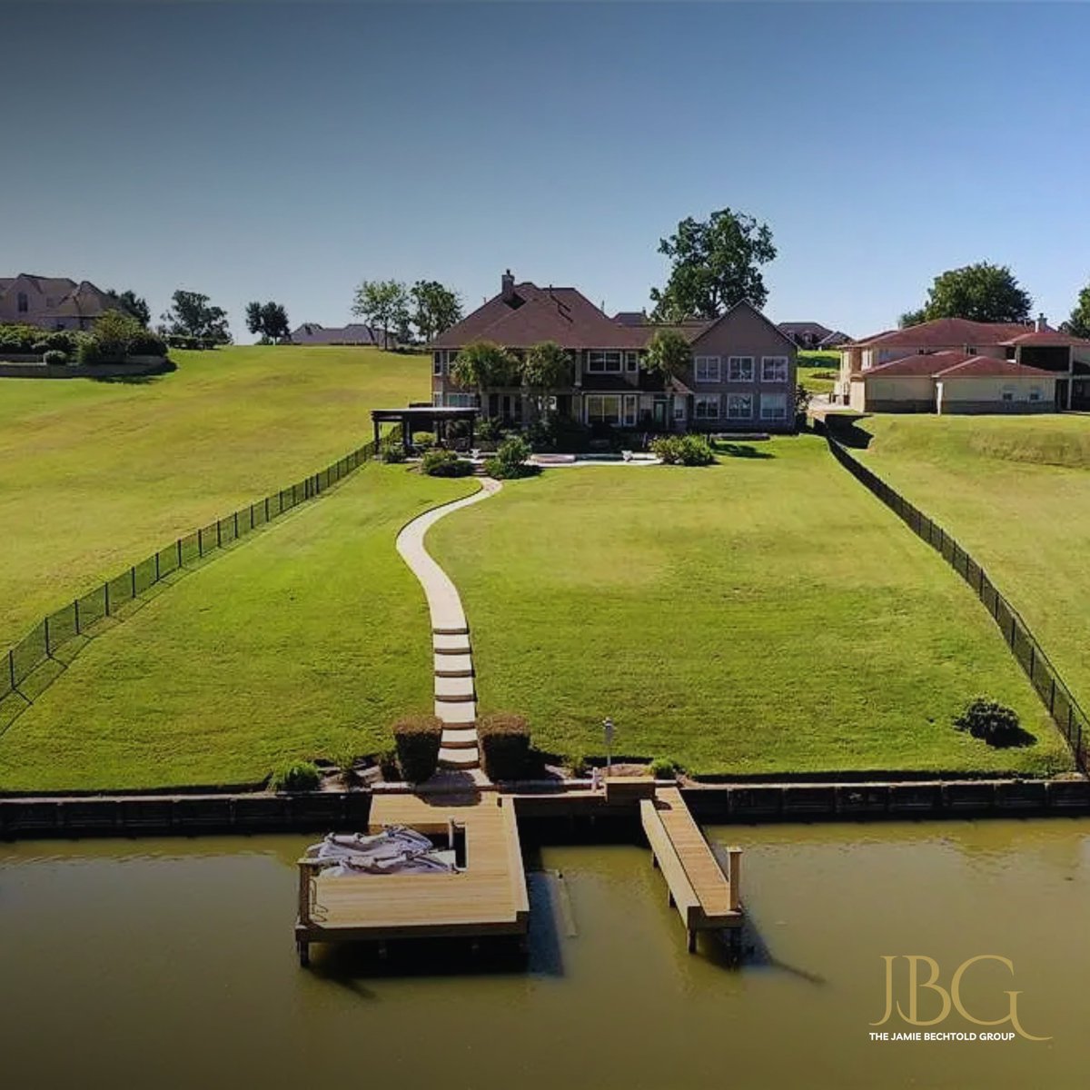 Jamie_Bechtold's tweet photo. 📷 Welcome to 18952 Harbor Side Blvd—a Stunning Waterfront Retreat nestled in the prestigious gated community of Harbor Side on Lake Conroe!
📷 Flip through the details: https://t.co/uT2JXnv932
📷 Ready to make it yours? Call 936-310-4201 #JamieBechtoldGroup #exprealty #luxury https://t.co/pSZN5OvwE6