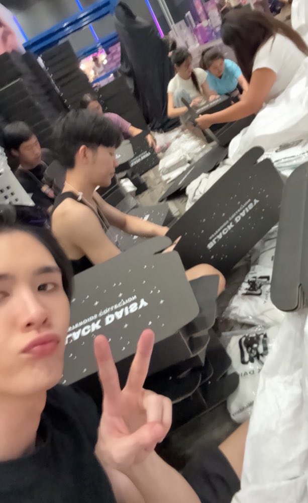 อยากขอบคุณลูกค้าทุกท่านมากๆเลยนะครับที่สนับสนุนพวกเราเสมอมา กว่าจะมีวันนี้ได้ไม่ง่ายเลยแล้วจะไม่มีวันเลยถ้าไม่มีทุกคน ในบริบทของพ่อค้า แค่ได้เห็นลูกค้าใช้ของพวกเรา บอกต่อปากต่อปากก็เป็นกำไรของพวกเราแล้ว ขอบคุณการอุดหนุนทุกช่องทาง ไม่ว่าจะเป็นหน้าร้านหรือทางออนไลน์