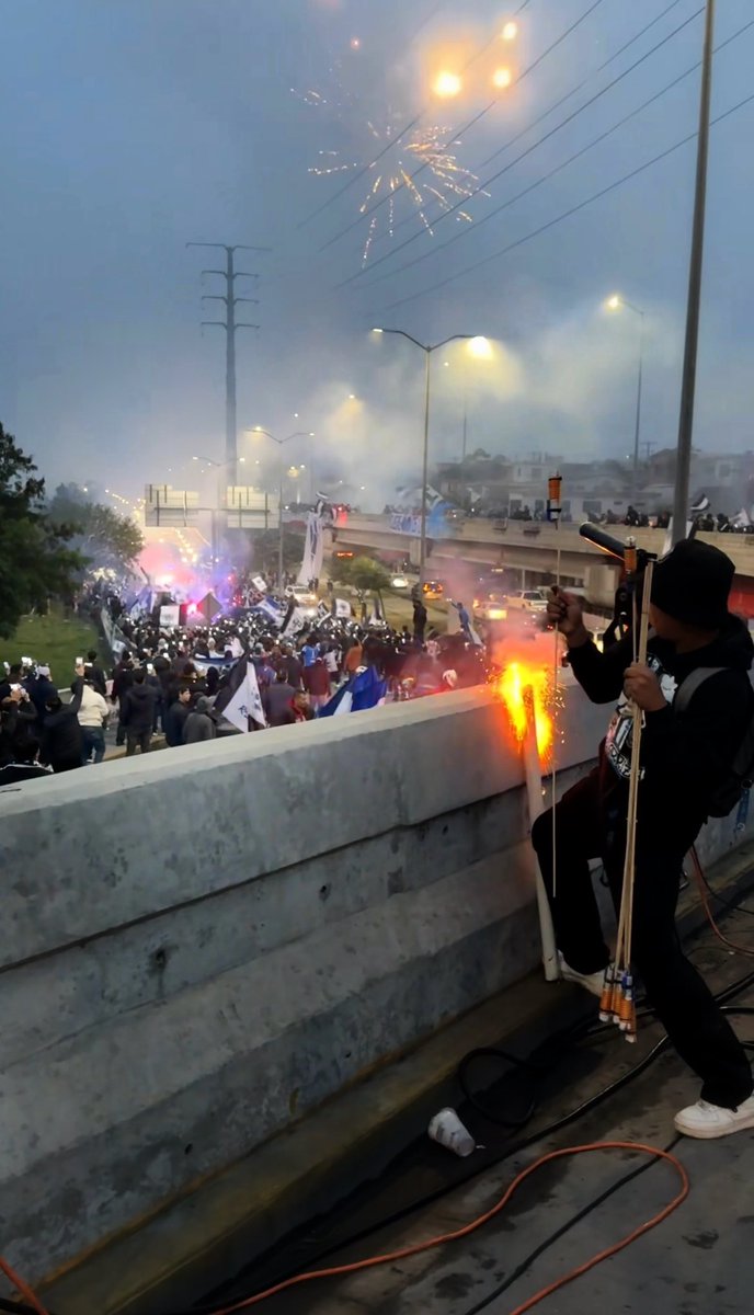 ¡RECIBIMIENTO MÁS ÉPICO!

Desde ya, olvídate de las previas y llega temprano el domingo a un costado del puente bailarín, lleva TODO el color que puedas.

La final la jugamos todos.