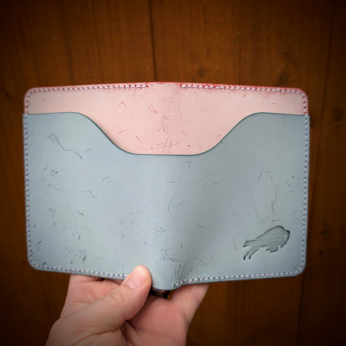 michaellengyel's tweet photo. Buffalo Bills custom Frontier Wallet. Conceria Buttero White Wax Blue and Red Leather.
#minimalistwallet #BillsMafia
#wallet #handcrafted #handmade #LeatherCrafts #leatherwallet #minimalist #edcwallet #edc #cardwallet #bifoldwallet #bifold #everydaycarry #Christmas #GoBills https://t.co/Z1iDqpHBQH