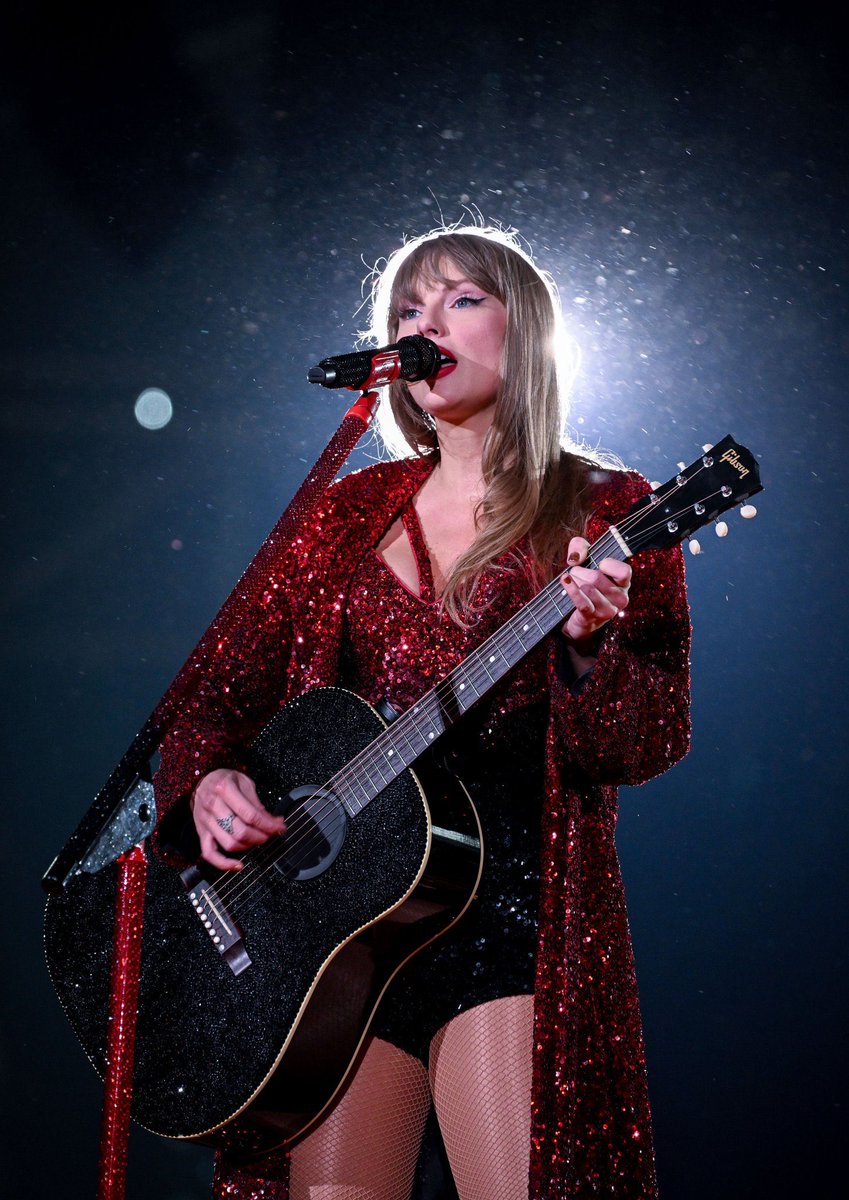 tswifterastour's tweet photo. 🚨| Taylor Swift has officially concluded the 'Red' era for the final time on 'The Eras Tour' #VancouverTSTheErasTour https://t.co/mVwHLi7xTD
