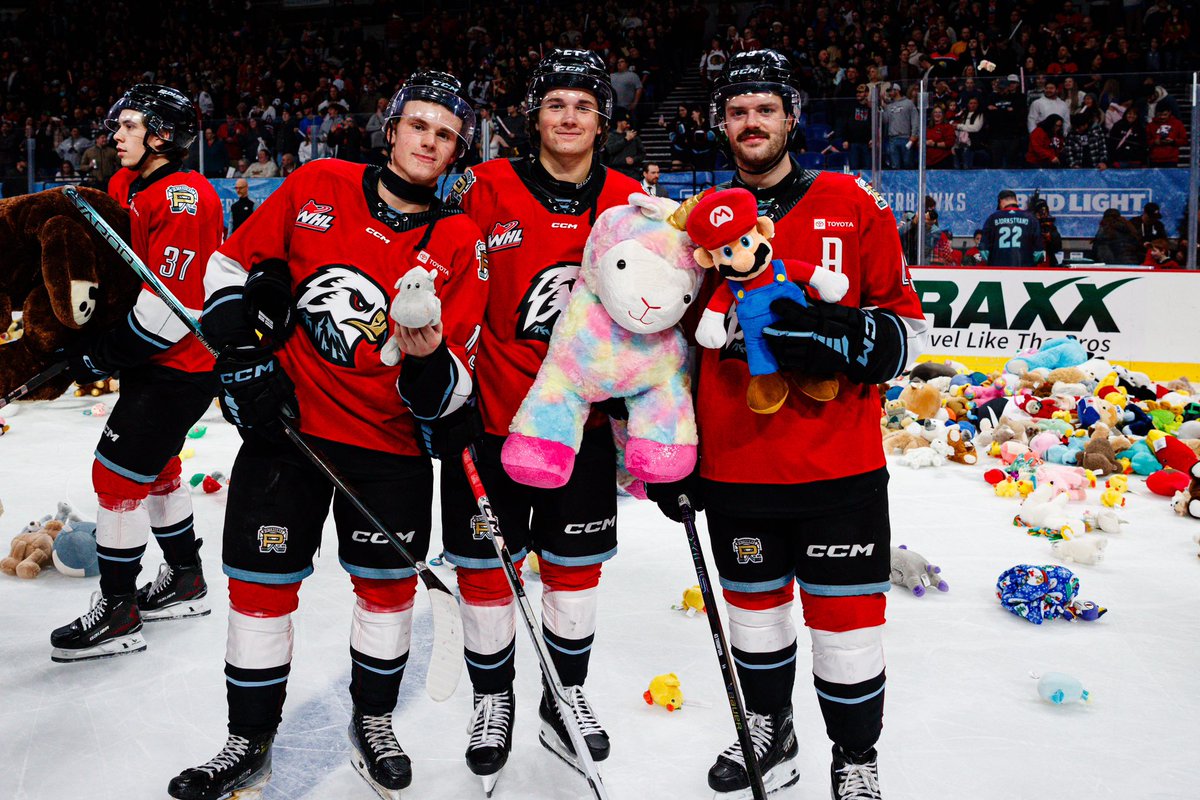 pdxwinterhawks's tweet photo. A record-breaking night at the VMC 😍

Thank you Hawks fans for helping bring back the Teddy Bear Toss in style! https://t.co/XdWpzmROWd