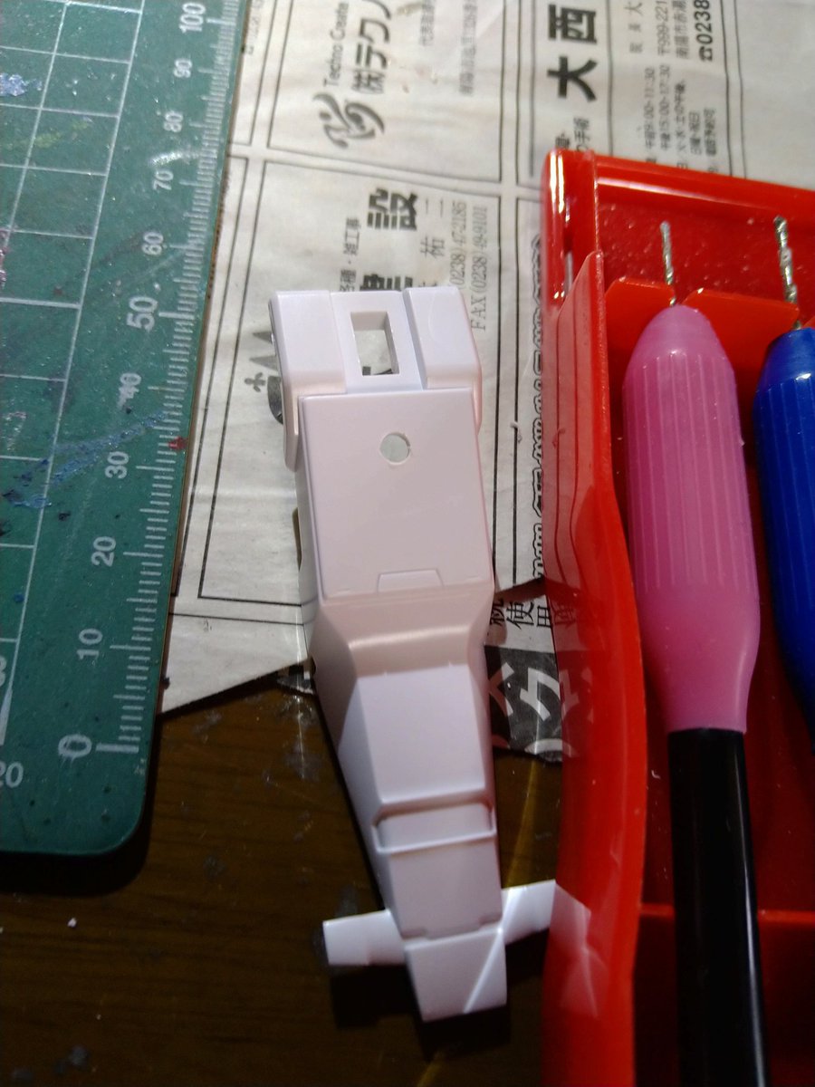 rz_0010's tweet photo. 適度な場所に3mmの穴をピンバイスで開口します

・余らせてるテキトーな3mm穴のポリキャップ
・3mm軸の棒
・3mm穴で接続出来るモールドパーツ(コトブキヤMSGや30MMなど)
を用意し… https://t.co/WVCoK3iw9g
