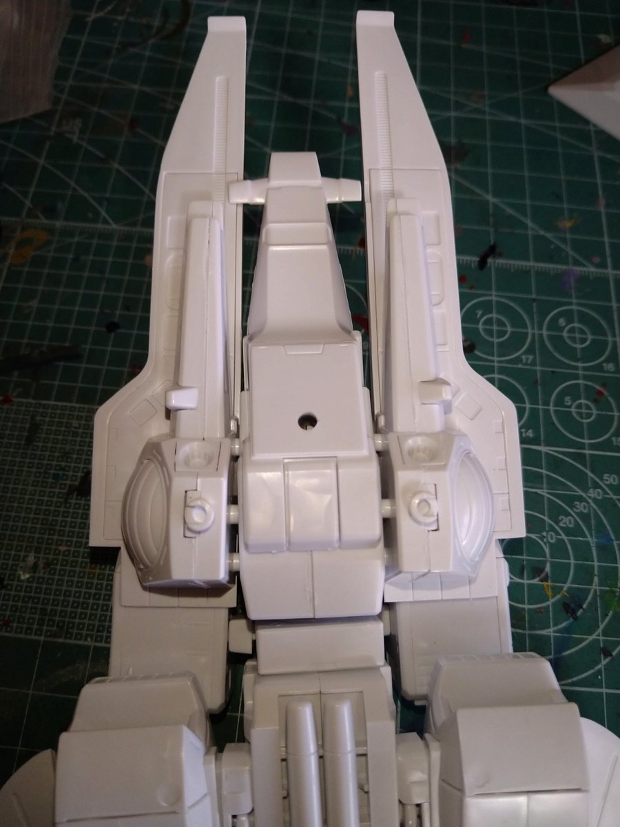 rz_0010's tweet photo. こうすることで3mm軸の受け側が完成し
別売りのフライングベースで角度を付けて浮かせることが可能となります
(※重量バランスなどには気をつけましょう)

開口穴は目立つので前述した非使用時は蓋パーツをハメ込みます https://t.co/8v2TvfO6Su