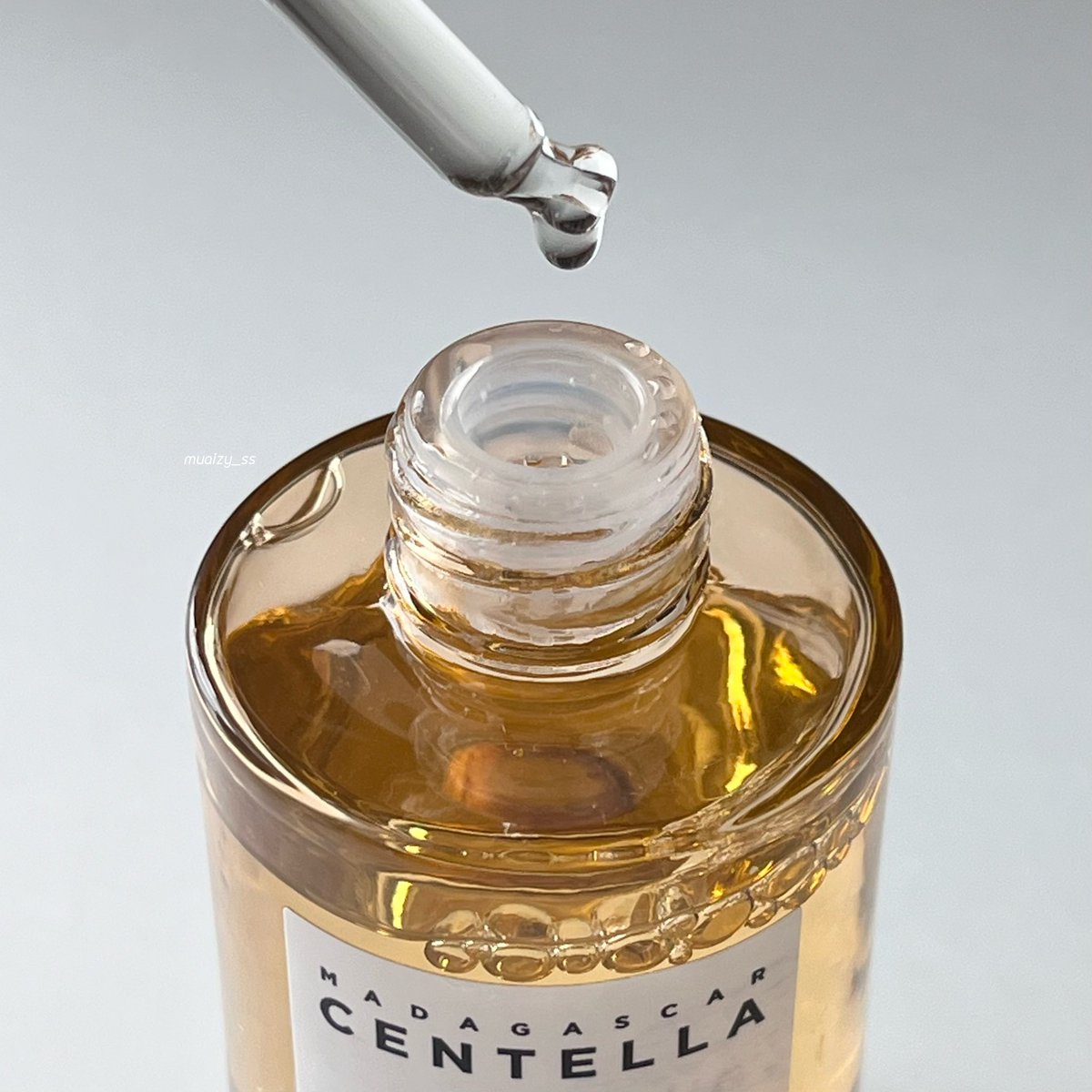 แอมพูล CENTELLA ขวดนี้คือสิ่งกันตาย! ใครมีปัญหาผิวหน้าอ่อนแอ แพ้ง่าย ต้องขวดนี้เยย ทาแล้วผิวชุ่มชื้นแต่ไม่เหนียวเหนอะผิว นี่ใช้ลงเป็นขวดแรกหลังเช็ดโทนเนอร์เลย เทียบให้ดูผิวหลังใช้ 7 วัน คือรูขุมขนเล็กลง ผิวที่มันทีรอยแดงคือจางไวโพด หน้าแข็งแรงขึ้น ขวด 2 ต้องมาแล้ว! #Skin1004OriginalThailand #SKIN1004  #แอมพูลนางฟ้า #Centella