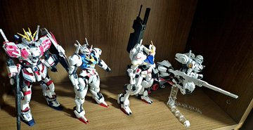 華やかなモビルスーツの戦闘⚔️や、繊細なキャラクターの感情❤️、ガンダムシリーズは次々と世代を超えて観客を刺激し、🐾彼らに可能性に満ちた未来✨を描き出しています。