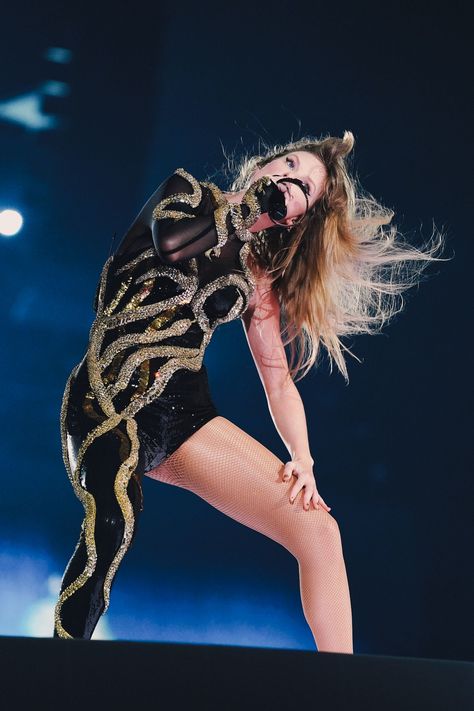 Emmys_Version's tweet photo. What I chose VS. What she wore. (Reputation) #TSTheErasTour #VancouverTSTheErasTour https://t.co/Zp10dTKEv4
