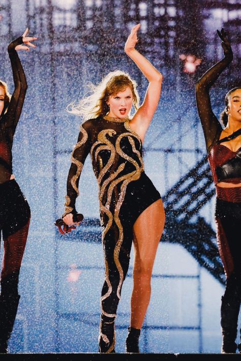 Emmys_Version's tweet photo. What I chose VS. What she wore. (Reputation) #TSTheErasTour #VancouverTSTheErasTour https://t.co/Zp10dTKEv4