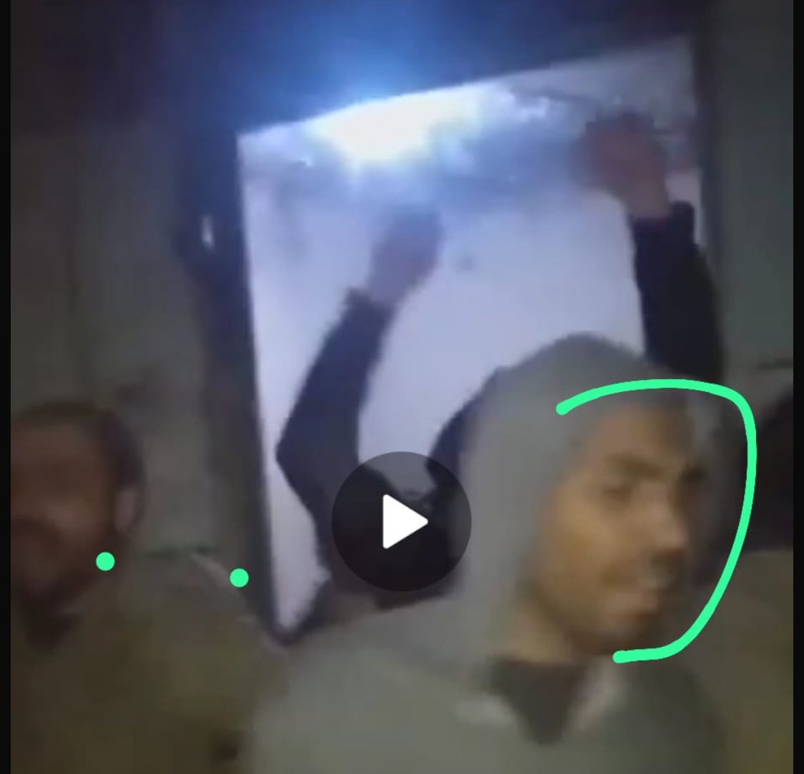 jassas_qtr's tweet photo. الحمد لله يا شباب، شفناه في التلفزيون وهو طالع مع المعتقلين .. وحتى امه اكدت لنا انه هو، ياليت اذا حد يقدر يوصله يبلغني، وهذي صورة الفيديو اللي طلع فيها .. وخايفين يكون مب متذكر شي وطار عقله من التعذيب 

#سوريا
#صيدنايا 
#دمشق https://t.co/sRwZw67DjT