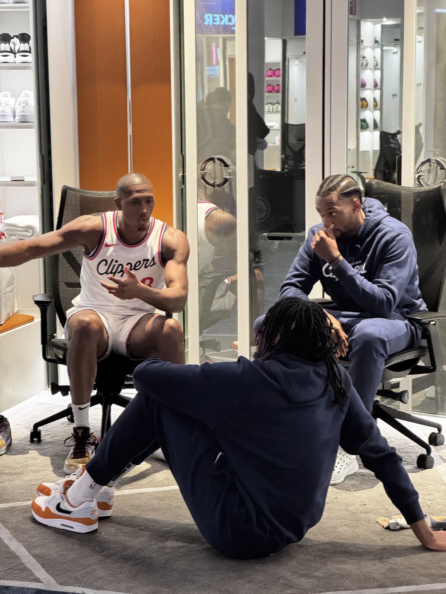 San Diego Clippers players Drew Cisse and Jordan Lathon came in the locker room postgame to ask Kris Dunn for advice. He spoke to both players for a while.

Dunn played for the Clippers’ G League affiliate in 2022.
