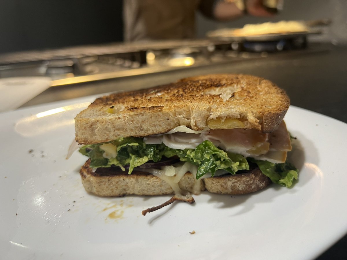 renatadelrior's tweet photo. aguacate mezclado con espinaca, chile serrano y cebolla. Queso  mozzarella, jamón dorado, tomate, y un aderezo de mostaza con miel. Delicioso!! 10/10 https://t.co/GzH4RNmrLY