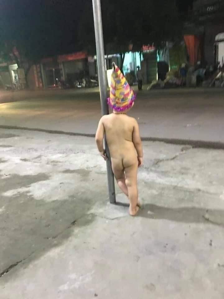 Thuở nhỏ có ai trông mẹ đi chợ về như thế này không ?