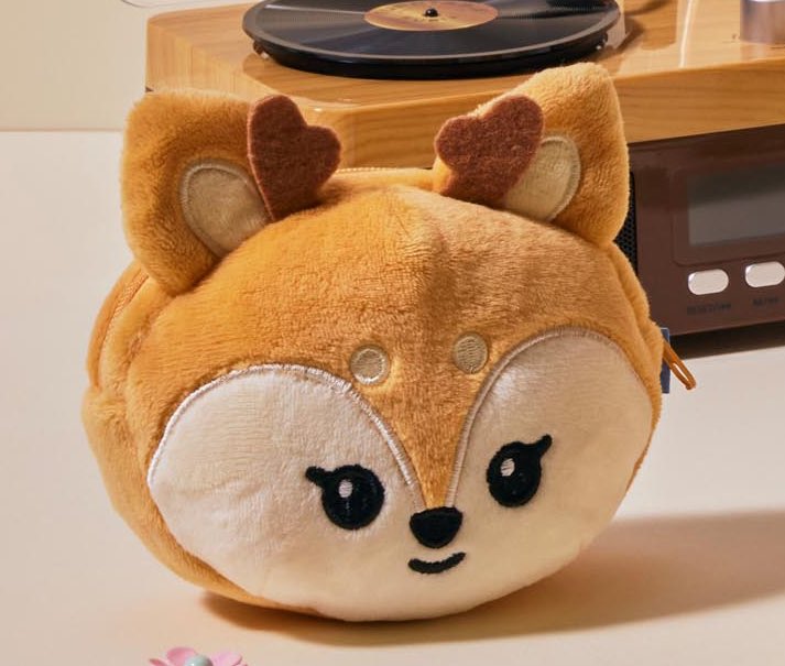 shuasumi plush keyring, coin purse (?), lightstick cover, and pc